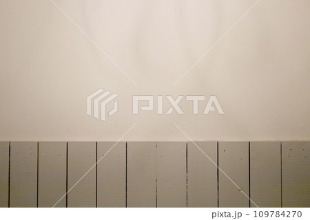 【背景】カフェやイタリアンレストランの木板と壁のシックでナチュラルな大人かわいい背景素材 109784270