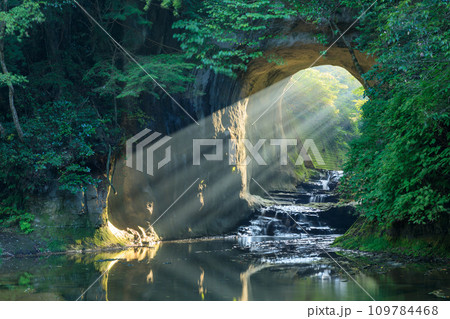 千葉_濃溝の滝・亀岩の洞窟_ハートの光 千葉_濃溝の滝・亀岩の洞窟_ハートの光 109784468