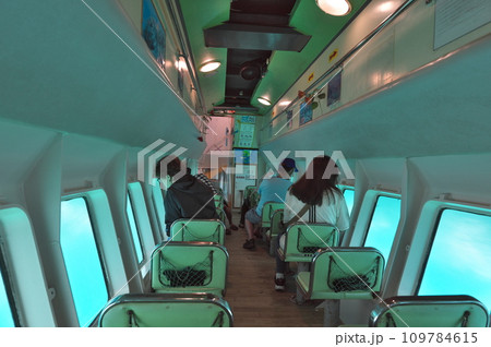 半潜水型水中展望船の中 半潜水型水中展望船の中 109784615