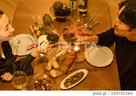 ワインで乾杯するカップル 109785564