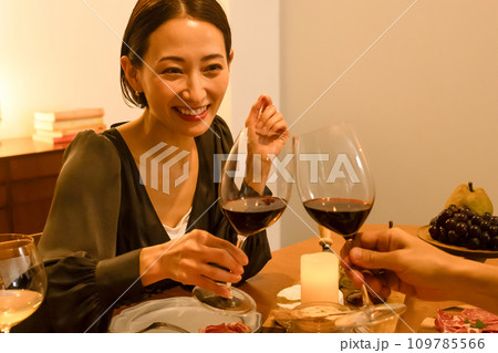 ワインで乾杯するカップル 109785566