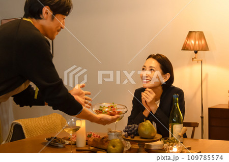 ホームパーティーの食事を妻に振る舞う夫 ホームパーティーの食事を妻に振る舞う夫 109785574