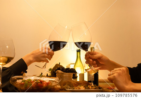 赤ワインで乾杯をする男女の手元 赤ワインで乾杯をする男女の手元 109785576