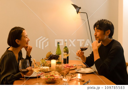 会話をしながら食事を楽しむ男女 109785583