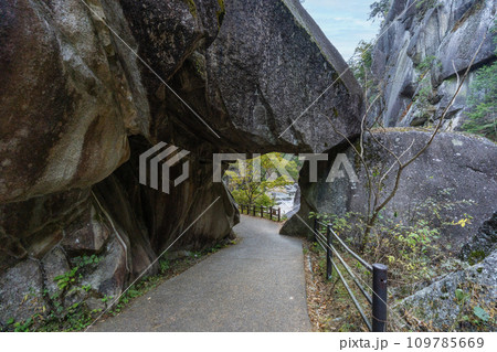 昇仙峡の遊歩道を歩いてみました 石門です 昇仙峡の遊歩道を歩いてみました 石門です 109785669
