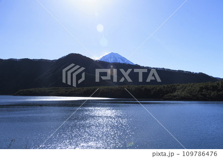 西湖から見る冬の冠雪した富士山 109786476