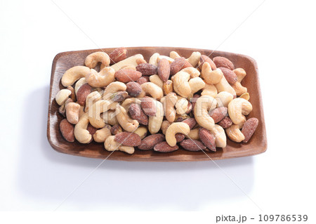 皿に盛られたミックスナッツ 109786539