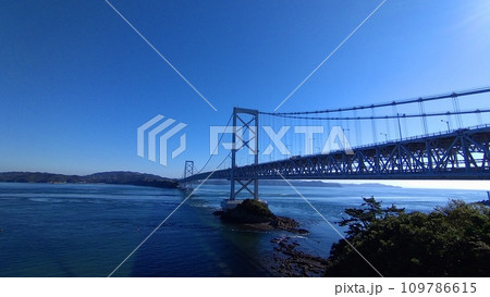 鳴門公園千畳敷からの大鳴門橋 109786615