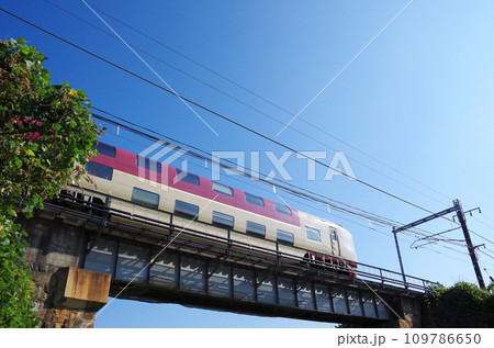 寝台特急サンライズ出雲号の下り14号車が鉄橋を渡る光景 109786650