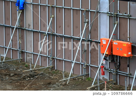 工事現場の仮囲い　万能鋼板 109786666