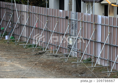 工事現場の仮囲い　万能鋼板 109786667
