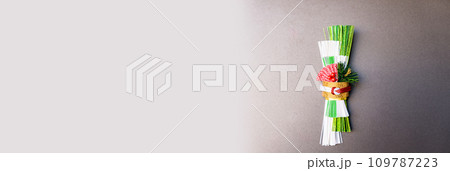 大掃除 のあとに 玄関 に 注連飾り を 飾る　【 日本 の 正月 の イメージ 】 109787223