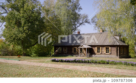 Exterior view of the Russian hut in the Tarkhany estate of the poet Mikhail Lermontov in the Penza region. Museum of the Russian poet Mikhail Lermontov. Servants' quarters. Peasant hut in the Tarkhany 109787306