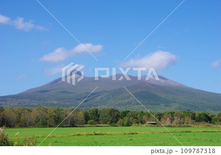 北海道七飯町から見た駒ヶ岳 109787318