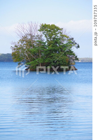北海道七飯町　大沼に浮かぶ島 109787335