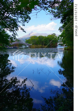 北海道 大沼と湖月橋と金波橋と駒ヶ岳を望む 北海道 大沼と湖月橋と金波橋と駒ヶ岳を望む 109787372