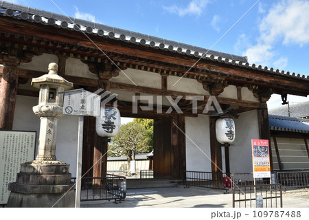 東寺(教王護国寺)　慶賀門【重要文化財】 109787488