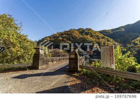 美しい間瀬湖の堤体上を歩く入口　埼玉県本庄市 109787696