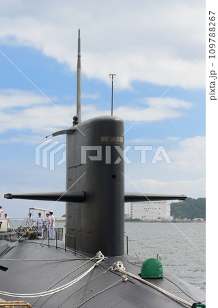 停泊する海上自衛隊潜水艦わかしお 109788267