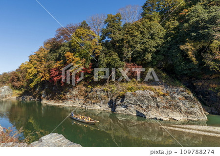 紅葉真っ盛りの長瀞岩畳と長瀞ライン下りの風景 紅葉真っ盛りの長瀞岩畳と長瀞ライン下りの風景 109788274