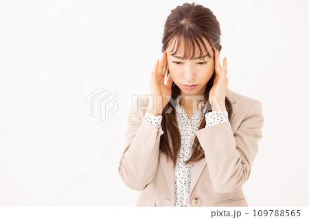 ビジネス　女性　ポートレート　悩み 109788565
