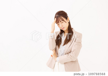 ビジネス　女性　ポートレート　悩み 109788568