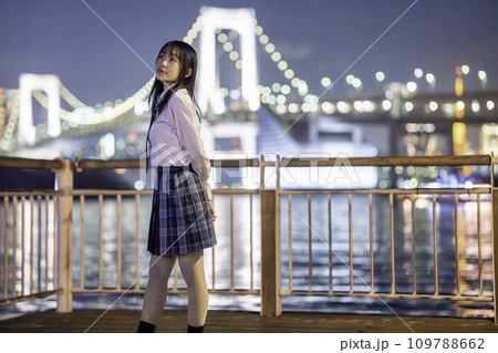 ライトアップされた湾岸風景を楽しむ女子高生 109788662