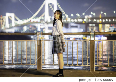 ライトアップされた湾岸風景を楽しむ女子高生 ライトアップされた湾岸風景を楽しむ女子高生 109788665