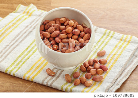 Raw peanut heap in the bowl 109789685