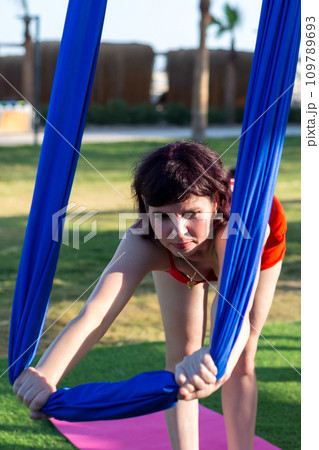 Group lesson in aerial gymnastics on fabric outdoors 109789693