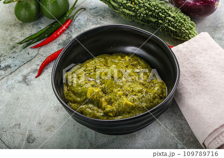 Indian cuisine - palak paneer cheese with spinach 109789716