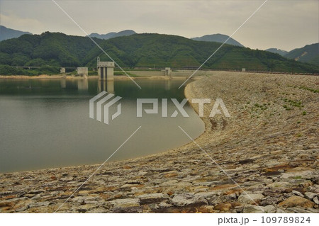 摺上川ダムの堤体と茂庭っ湖 109789824