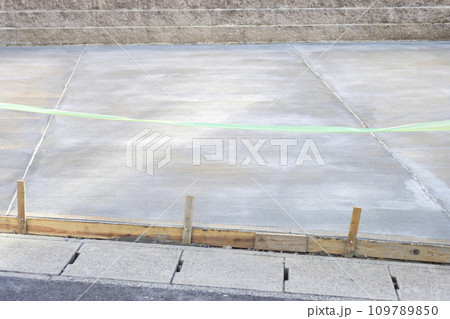 コンクリートの養生から2日たった民家の庭 109789850