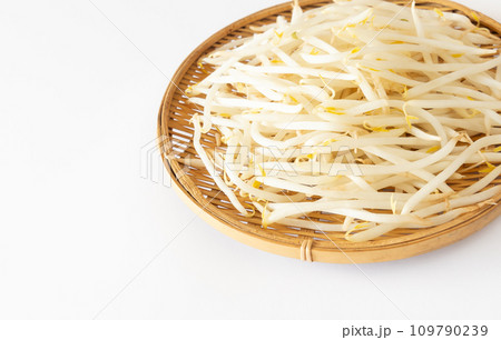 竹ザルに盛られたもやし　野菜　物価の優等生 109790239