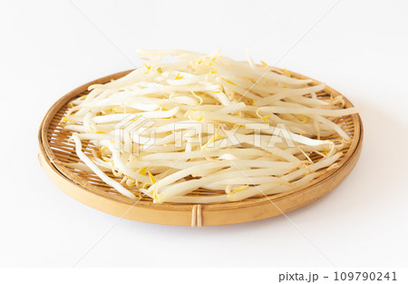 竹ザルに盛られたもやし 野菜 物価の優等生 竹ザルに盛られたもやし 野菜 物価の優等生 109790241