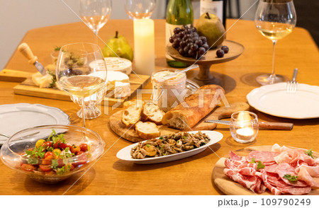 おしゃれなホームパーティーの料理 おしゃれなホームパーティーの料理 109790249