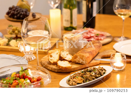 おしゃれなホームパーティーの料理 おしゃれなホームパーティーの料理 109790253
