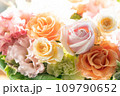 パステルカラーのフラワーアレンジメント 109790652