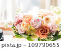 かわいらしい、明るい色のフラワーアレンジメント 109790655