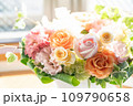 かわいらしい、明るい色のフラワーアレンジメント 109790658