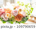 かわいらしい、明るい色のフラワーアレンジメント 109790659