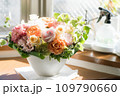 かわいらしい、明るい色のフラワーアレンジメント 109790660