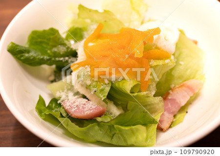 美味しいレタスとベーコンのミニサラダ 美味しいレタスとベーコンのミニサラダ 109790920