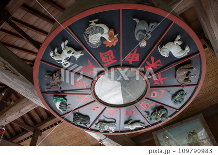 倉敷の古い町並み 阿智神社絵馬殿天井の干支 倉敷の古い町並み 阿智神社絵馬殿天井の干支 109790983