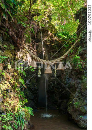 （静岡県袋井市）目の霊山・油山寺　瑠璃の滝 109791032