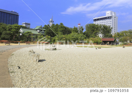 富山　富山城址公園内の富山市郷土博物館前の広場 109791058