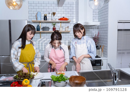 キッチンでサンドイッチを作る女性3人 キッチンでサンドイッチを作る女性3人 109791128