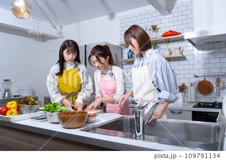 キッチンでサンドイッチを作る女性3人 キッチンでサンドイッチを作る女性3人 109791134