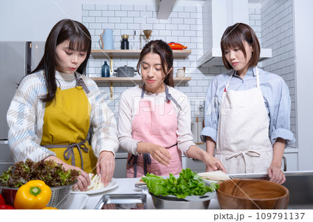 キッチンでサンドイッチを作る女性3人 キッチンでサンドイッチを作る女性3人 109791137