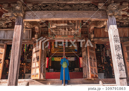 （静岡県袋井市）目の霊山・油山寺　薬師本堂にお参りする人 109791863